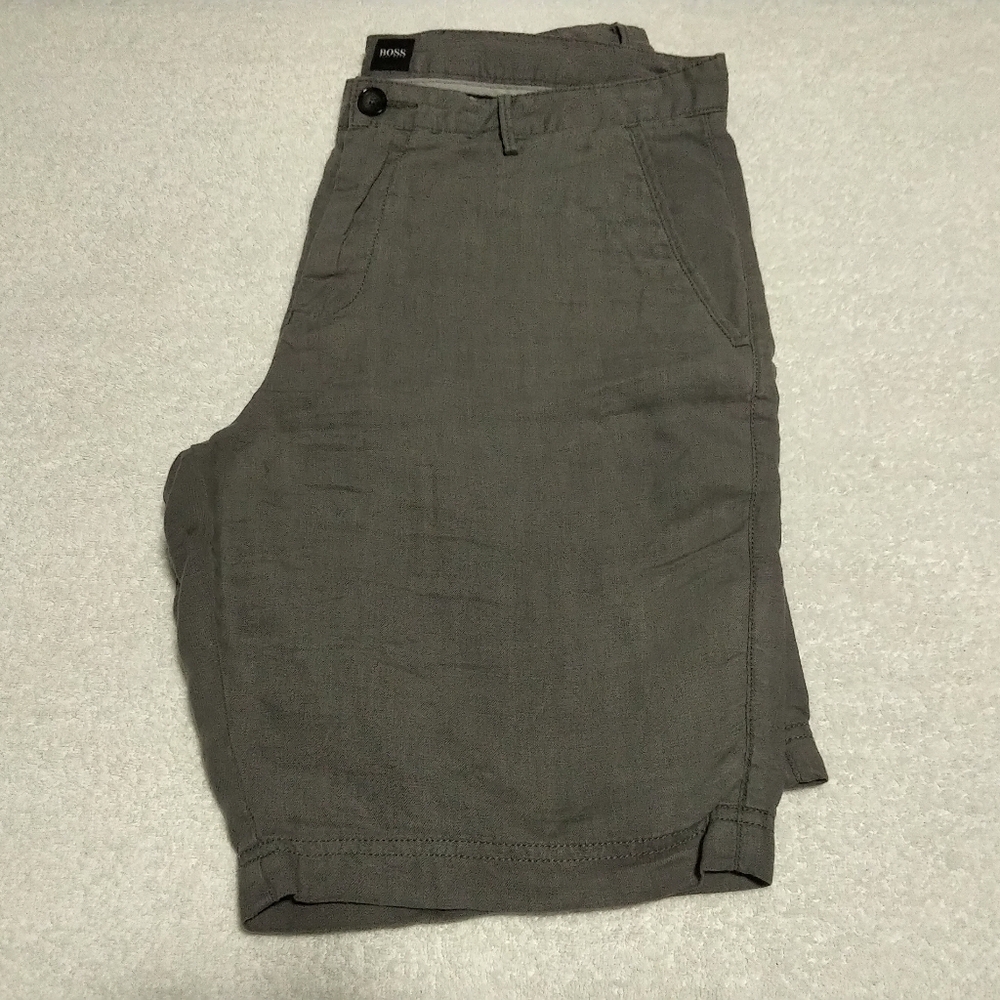 BRAND NEW  Mens Hugo Boss Grey Dressy Shorts - Size 32